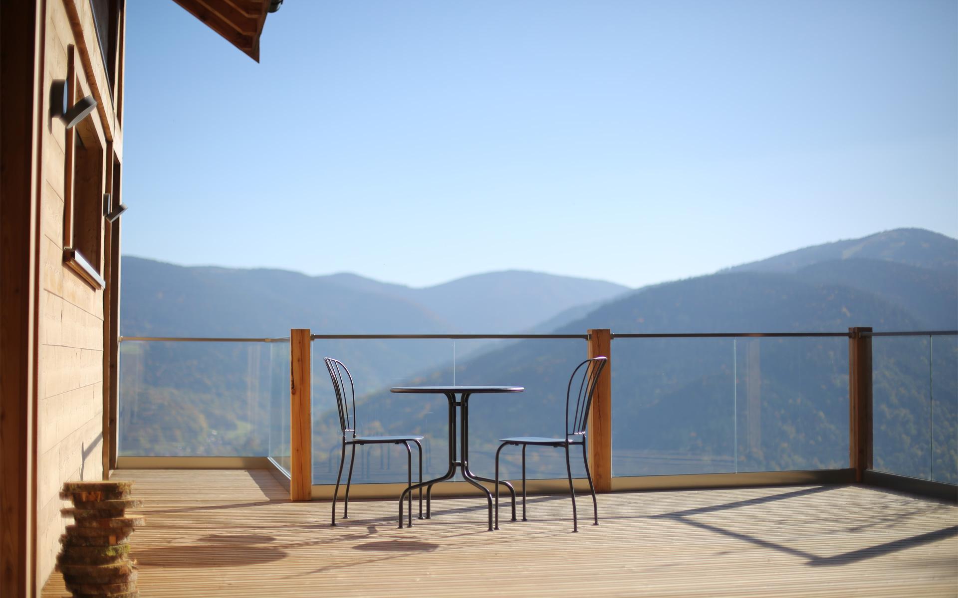Terrasse panoramique du chalet Lahô niché dans les montagnes vosgiennes, versant alsacien..