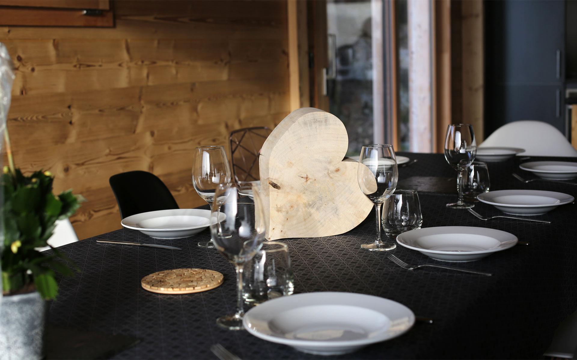 Table à manger dressée avec déco bois "Alsace à coeur"